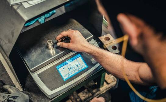 Proces ważenia elektronicznego sprzętu przy kliencie – jak to wygląda?