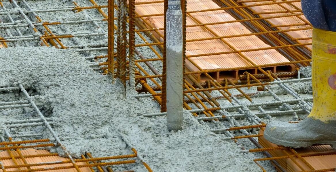 Jak zbrojenie wpływa na wytrzymałość posadzkowego betonu?