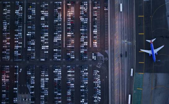 Zalety korzystania z monitorowanego parkingu przy lotnisku dla podróżnych amerykańskiej awionetki