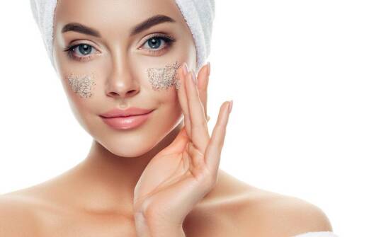 Czy złuszczanie martwego naskórka pomaga w walce ze zmarszczkami?