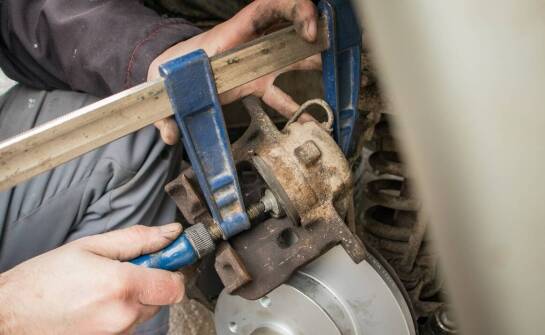 Jakie są najczęstsze problemy z układem hamulcowym w Fordzie F-Max i jak je rozwiązać?