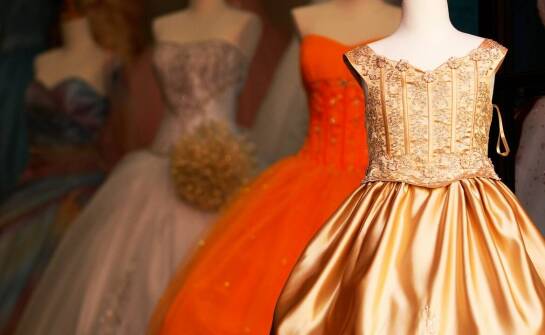 Praktyczny szal jako dodatek do wieczorowej sukni – jak wybrać idealny?