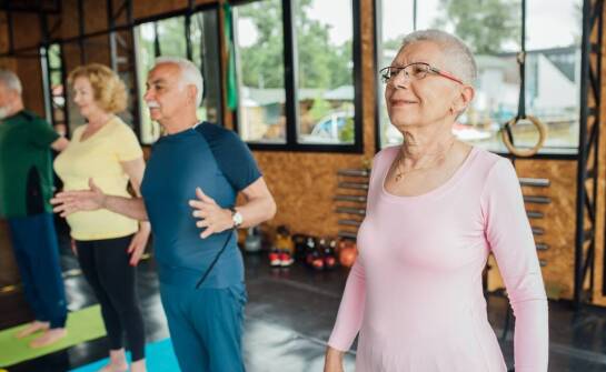 Rola fizycznej aktywności w domu spokojnej starości: jak wspiera zdrowie seniorów?