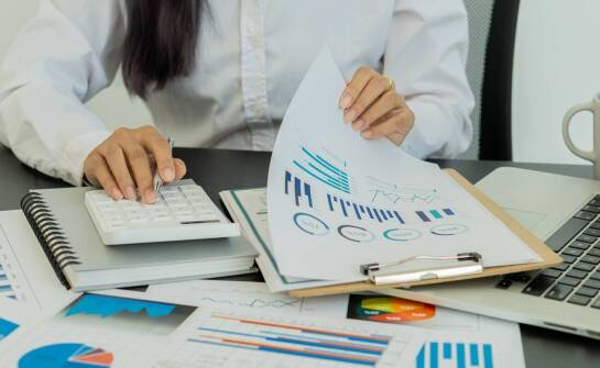 Jakie korzyści przynosi współpraca z biurem rachunkowym przy obsłudze umów zlecenia?