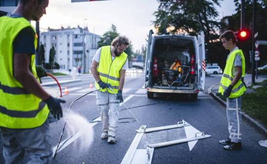 Jakie są kluczowe czynniki wpływające na efektywność malowania drogowych pasów?