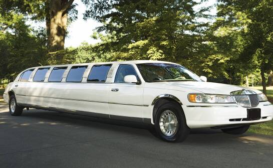 Jakie elementy wyposażenia są kluczowe dla komfortu jazdy w limuzynie?