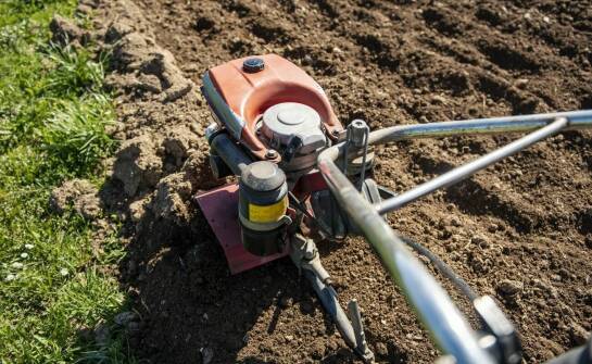 Dlaczego warto wybrać silnik do ogrodowych maszyn?