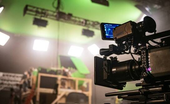 Jakie korzyści przynosi posiadanie siedziby do produkcji filmowej?