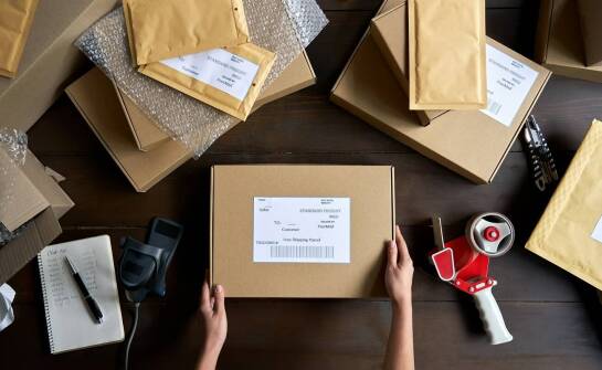 Wybór taśm do pakowania paczek dla Twojego e-commerce – na co zwrócić uwagę?