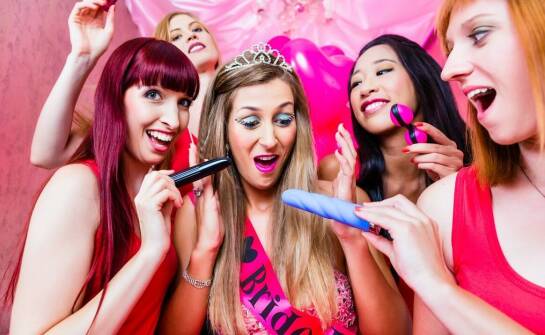 Przewodnik po wyborze idealnych naklejek do albumu z wieczoru panieńskiego.