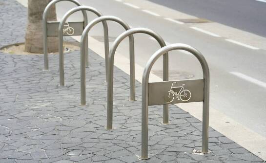 Metalowe stojaki jako element strategii zwiększania miejskiej mobilności
