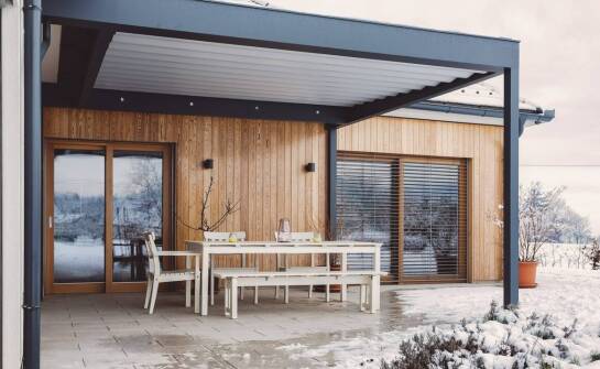 Plandeka na taras - jakie funkcje mogą mieć modele przeznaczone na chłodniejsze miesiące?