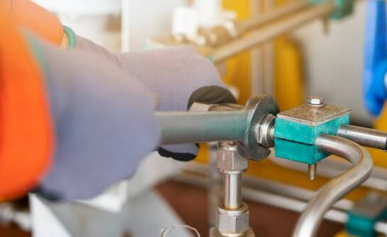 Zastosowanie hydraulicznego szczeliwa w różnych sektorach przemysłowych - co warto wiedzieć?