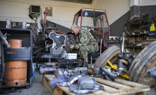 Jakie są kluczowe wyzwania w modernizacji starszych modeli silników C-330?