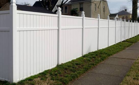 Jak trwałość plastikowych ogrodzeń wpływa na ich popularność wśród klientów?