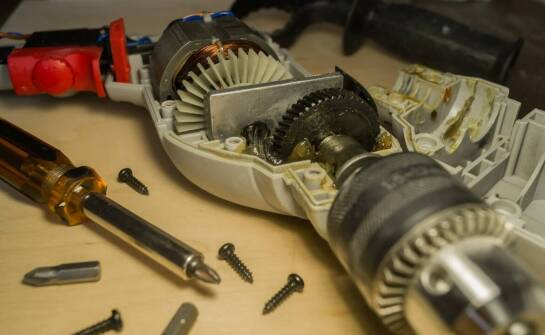 Jak konserwować Bosch GBH 5-40 DCE, aby zapewnić jego długowieczność?