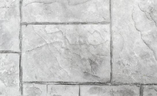 Czy posadzki z naturalnego kamienia są odporne na wilgoć i zabrudzenia?