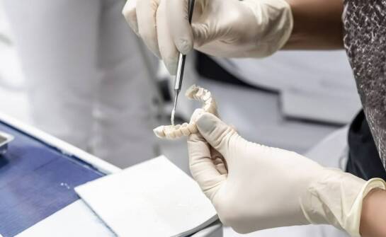 Zastosowanie celuloidowych pasków w nowoczesnych formówkach stomatologicznych