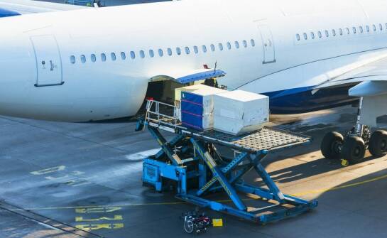 Jak zorganizować transfer z parkingu do terminala dla podróżujących amerykańską awionetką?