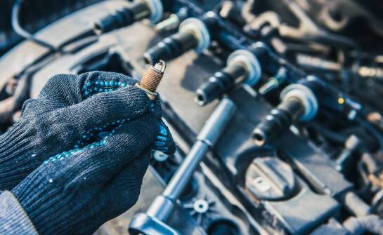 Jakie są zalety stosowania wysokiej jakości świec zapłonowych w Toyocie Hiace Commuter?