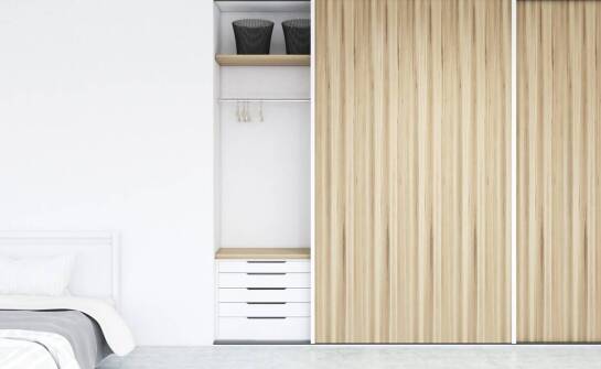 Jak okleiny na szafę mogą zmienić wygląd w sypialni?