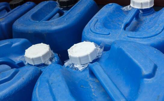 Niebieskie pojemniki – estetyka czy funkcjonalność?