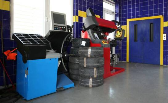 Wyposażenie wulkanizacyjnego warsztatu a zadowolenie klienta – kluczowe aspekty