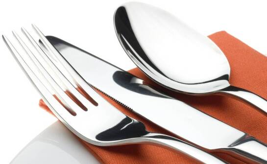 Zestaw sztućców w walizce – co powinien zawierać idealny zestaw?