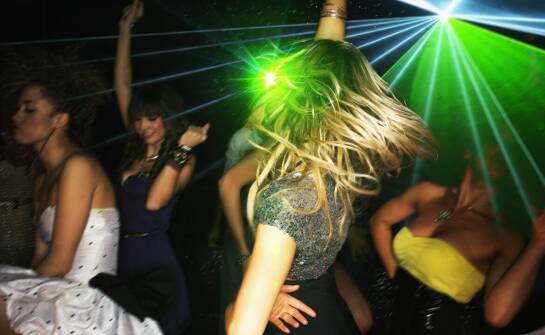 Jakie specjalne efekty można dodać do gier laserowych na panieńskim?