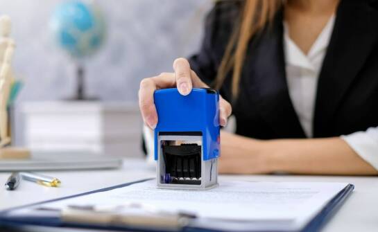 Kluczowe zalety firmowych pieczątek w zarządzaniu dokumentacją