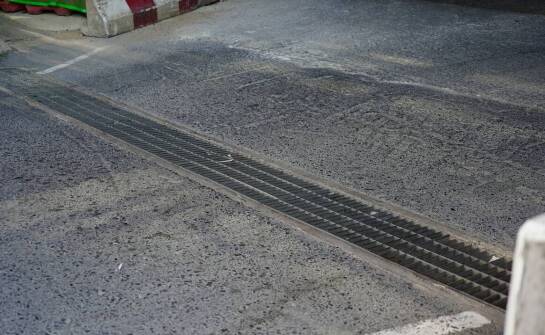 Jakie są wyzwania związane z konserwacją betonowych separatorów drogowych?