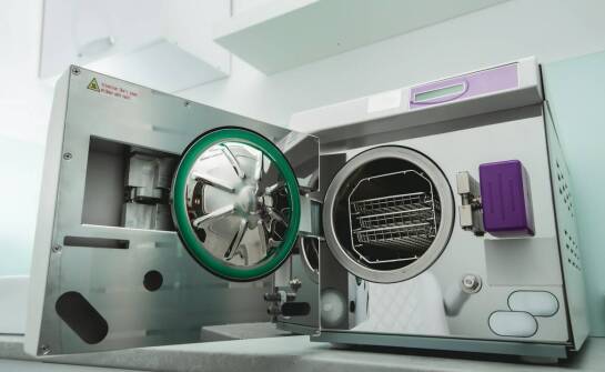 Jakie innowacyjne rozwiązania oferują współczesne pionowe autoklawy dla laboratoriów?