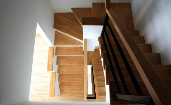 Akcesoria do schodów: co pasuje do dębowych schodów, a co do jesionowych schodów?