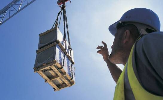 Jakie są zalety korzystania z samochodowych dźwigów w transporcie materiałów?