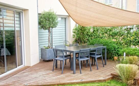 Plandeki na taras - jak mogą ułatwić organizację przyjęć letnich i spotkań?