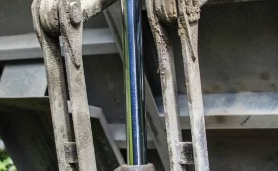 Jakie czynniki wpływają na wybór siłownika wywrotu dla lekkich użytkowych pojazdów?