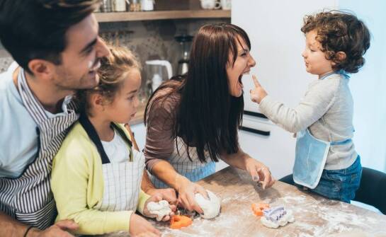 Pieczenie z rodziną: jak wspólne przygotowywanie wypieków buduje relacje?