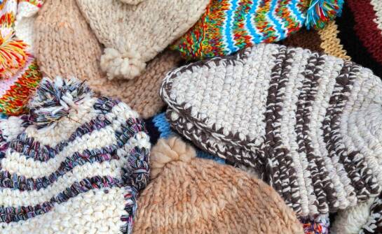 Stylowe i ciepłe czapki z pomponem dla chłopców – co warto wiedzieć?