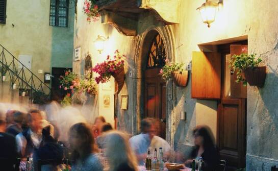 Jakie są dostępne opcje gastronomiczne w pobliżu apartamentu?