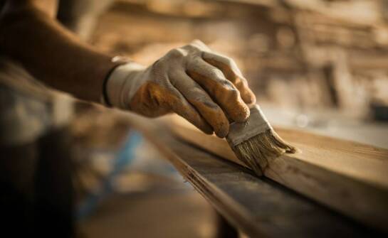 Jak konserwacja drewna może przedłużyć żywotność powierzchni przypalonych?