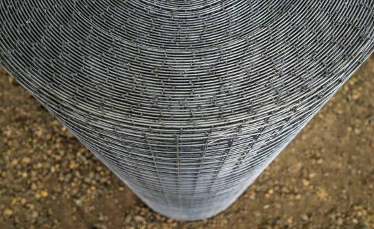 Jak zgrzewana siatka 50x50 wpływa na trwałość ogrodzenia?