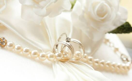 Biżuteria jako uzupełnienie ślubnej sukni na zamówienie – jak dokonać wyboru?
