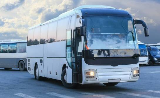 Wynajem busa a logistyka dużych wydarzeń – co oferujemy dla organizatorów?