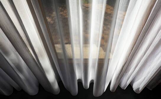 Firanka o wysokości 90 cm – jakie kolory najlepiej pasują do salonu?