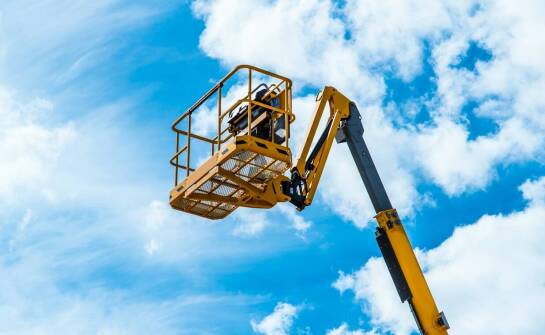 Dlaczego wynajem koszowych podnośników to elastyczne finansowe rozwiązanie?