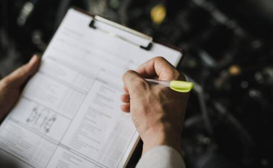 Jakie są najważniejsze elementy do sprawdzenia w historii serwisowej aut z Japonii?