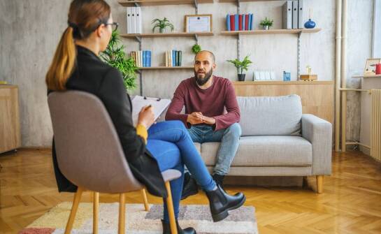 W jaki sposób małżeńska terapia pomaga parom w codziennym życiu?
