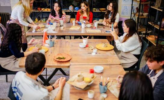 Wprowadzenie do podstawowych zasad kompozycji w malarstwie na kursach dla początkujących.