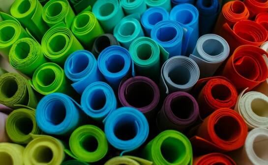 Jakie kolory i faktury plexi są dostępne w nowoczesnej produkcji?