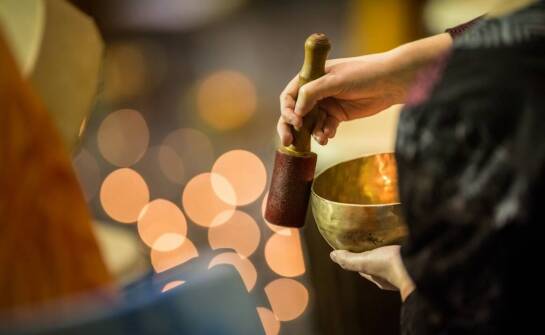 Jak dźwiękowe sesje z tybetańskimi misami wpływają na układ nerwowy?